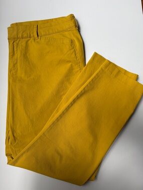 Old Navy Women’s Pixie Capri in Mustard, Size 12